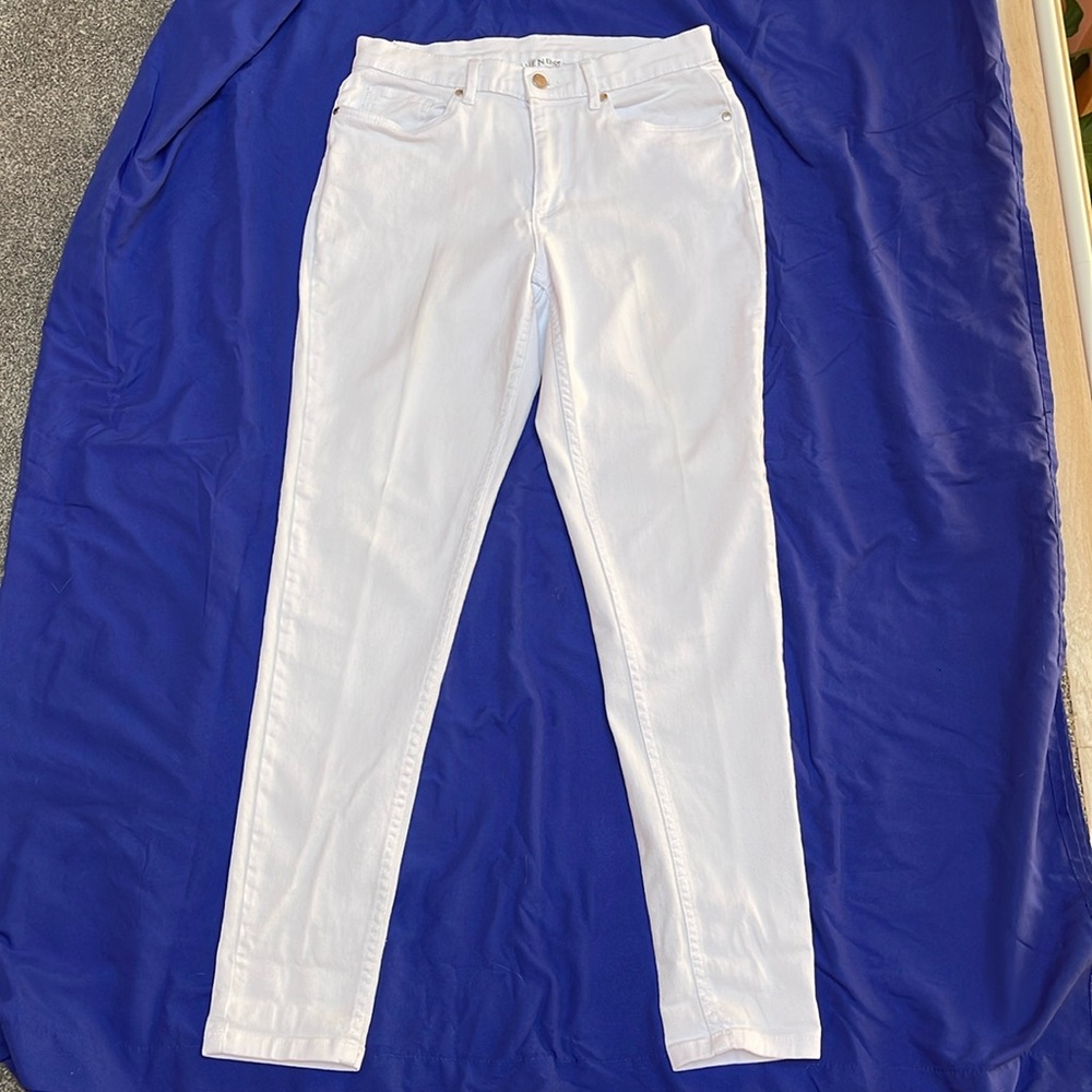 VENUS White Straight Leg High-Rise Stretch 5-pocket Jeans - size 8R in EUC